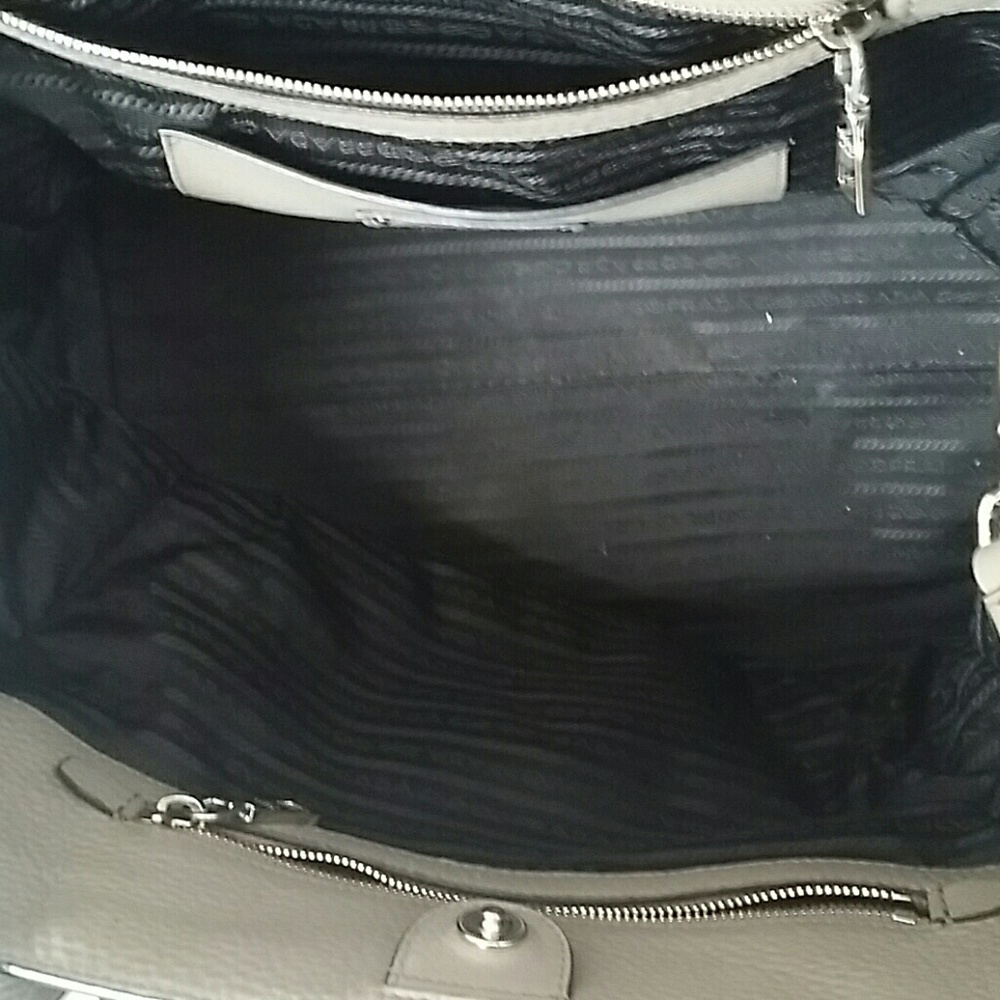 AUTHENTIC Prada Vitello Daino leather tote - Picture 5 of 15